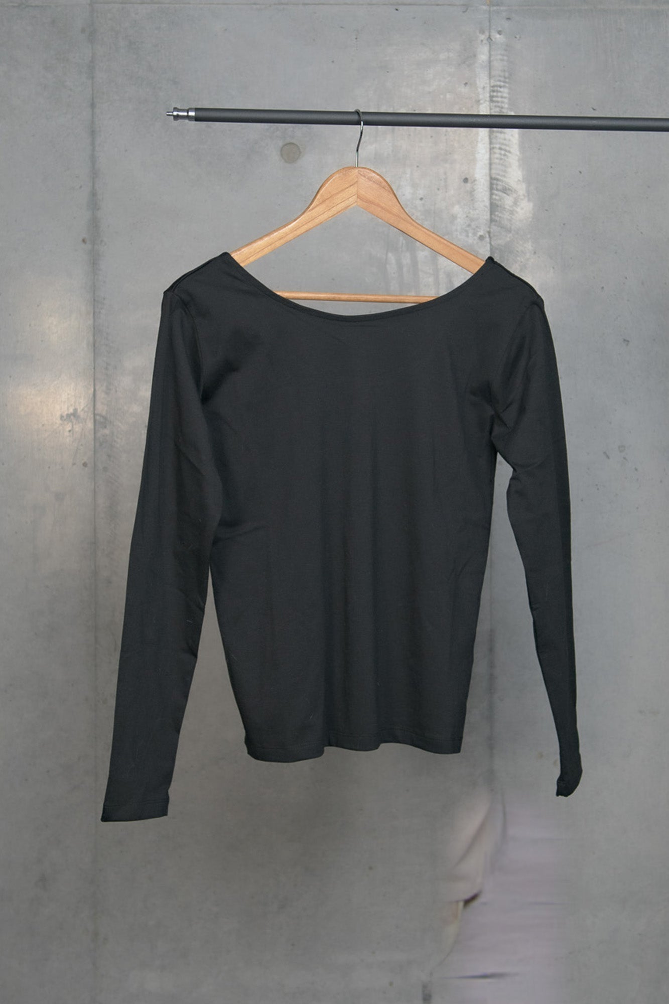 バックオープン長袖Tシャツ