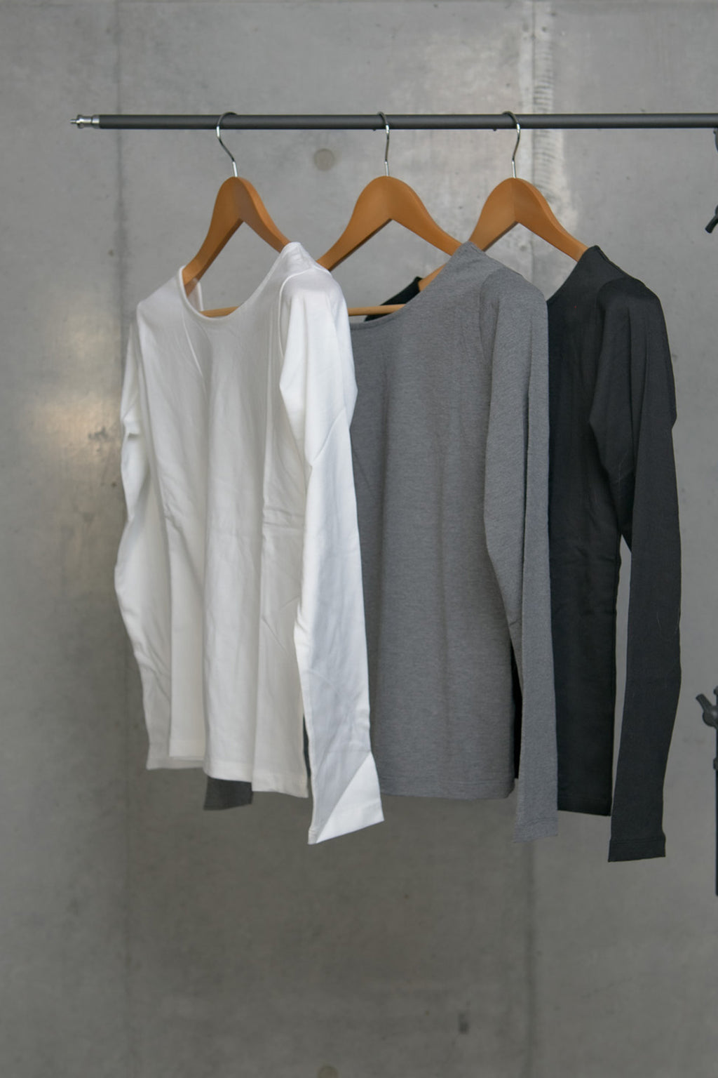 バックオープン長袖Tシャツ